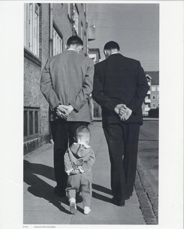 Lopende mannen en een kind (mini poster) - Catch Utrecht