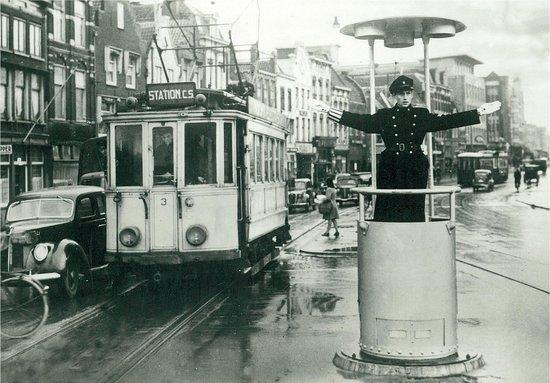 Verkeersregelaar op het Vredenburg ca. 1947 - Catch Utrecht